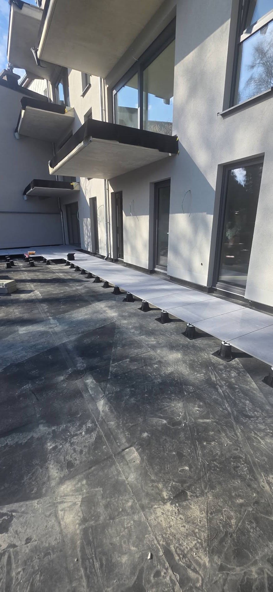Pose de dalles sur plots - toiture terrasse