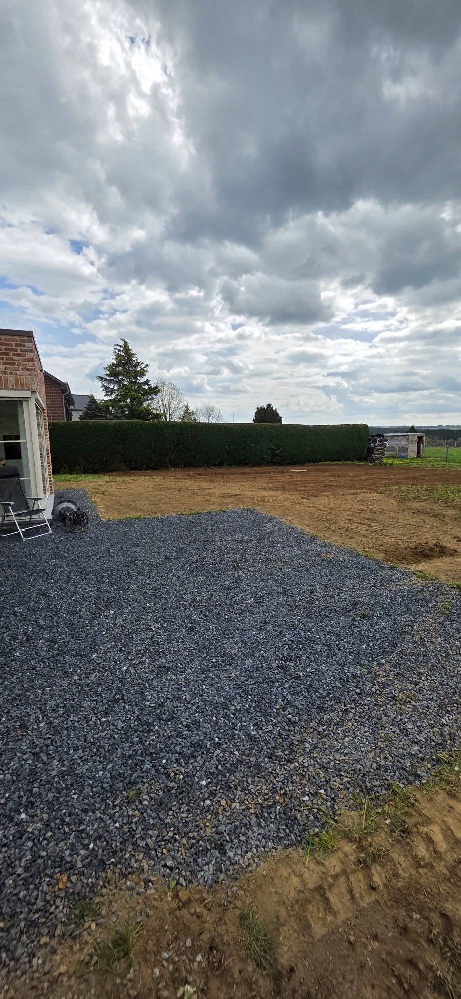 Terrain nivele avec zone de stationnement en graviers